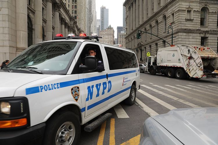 Mobil polisi berjaga di kawasan Manhattan menyusul temuan sebuah panci tekan di tepi jalan, Kamis (1/2/2018). Temuan panci itu menimbulkan kehebohan karena dikira bom.