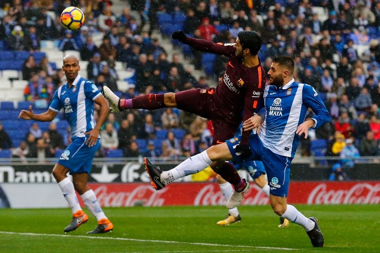 Luis Suarez mencoba menjangkau bola pada pertandingan Espanyol vs Barcelona di Stadion RCDE, Minggu (4/2/2018).