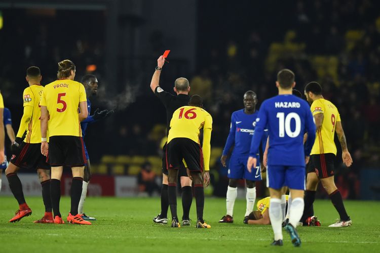 Wasit Craig Pawson mengeluarkan kartu merah untuk gelandang Chelsea, Tiemoue Bakayoko (ketiga dari kiri), dalam laga Liga Inggris kontra Watford di Stadion Vicarage Road, Watford, 5 Februari 2018.