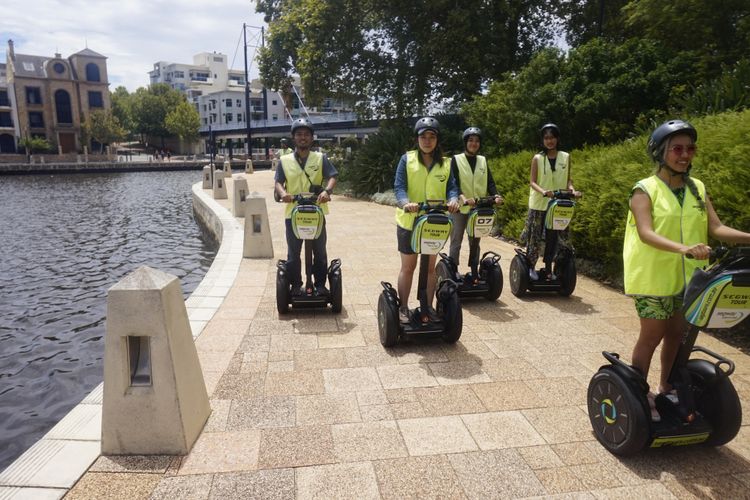 Keliling naik segway di Perth, Australia Barat, Senin (5/2/2018).