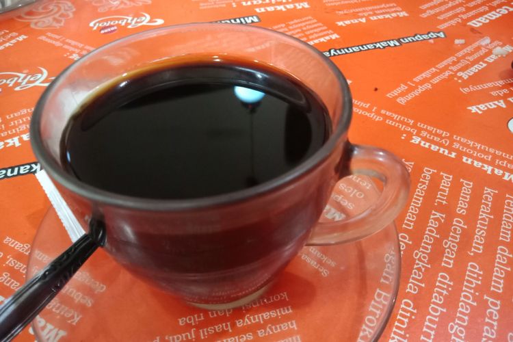 Kopi hitam yang disajikan di Kopi Johny.