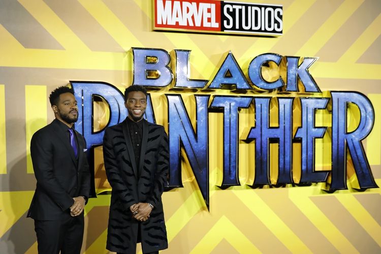 Sutradara Black Panther, Ryan Coogle (kiri), berpose bareng aktor Chadwick Boseman di pemutaran perdana di Eropa film Black Panther di London, Inggris, pada 8 Februari 2018.