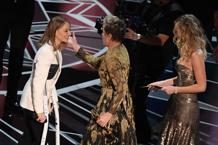 Aktris Frances McDormand menyapa Jodie Foster yang menyerahkan Piala Oscar untuk gelar Best Actress 2018 di perhelatan Academy Awards ke-90 di Dolby Theatre, Los Angeles, Minggu (4/3/2018).