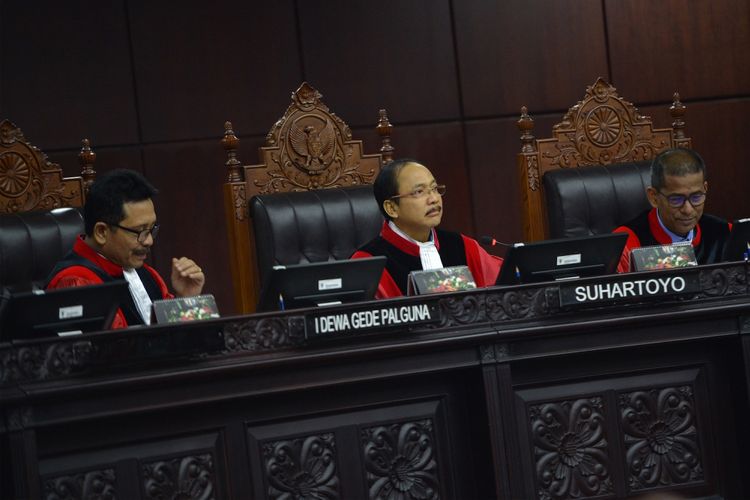 Ketua majelis hakim Mahkamah Konstitusi (MK) Suhartoyo (tengah) bersama hakim MK I Dewa Gede Palguna (kiri) dan Saldi Isra memimpin sidang panel pendahuluan pengujian UU MD3 di gedung MK, Jakarta, Kamis (8/3).  Forum Kajian Hukum dan Konstitusi (FKHK), Partai Solidaritas Indonesia (PSI), dan dua perserorangan warga negara Indonesia menggugat ketentuan dalam Pasal 73 ayat (3), Pasal 73 ayat (4) huruf a dan c, Pasal 73 ayat (5), Pasal 122 huruf k, dan Pasal 245 ayat (1) UU MD3. ANTARA FOTO/Wahyu Putro A/pras/18
