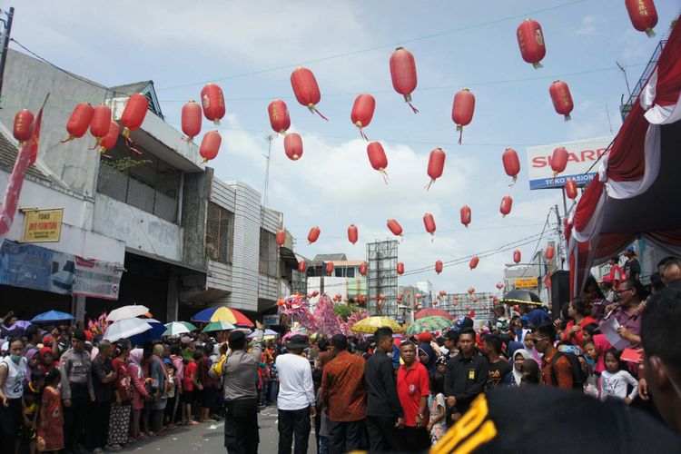 Warga tumpah di Jalan Tuparev, Jalan Kertabumi, dan Niaga untuk menyaksikan kirab Cap Go Meh, Minggu (11/3/2018)