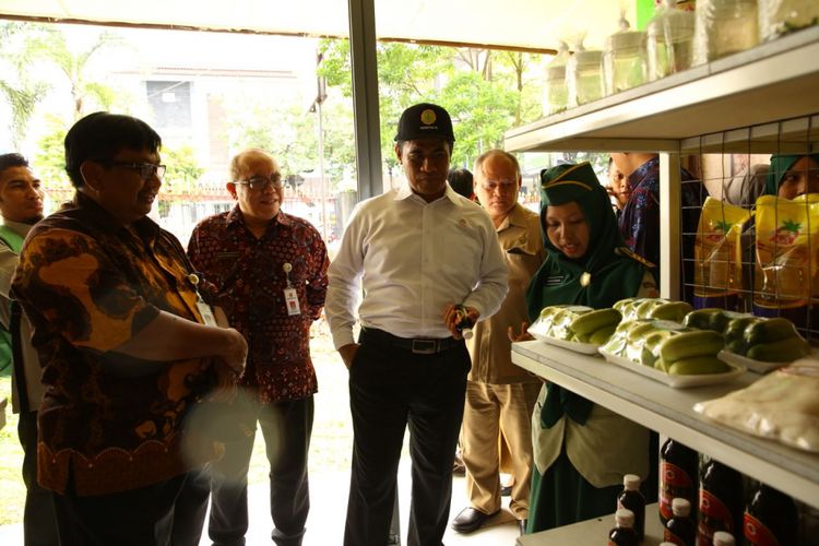 Menteri Pertanian Andi Amran Sulaiman meminta STTP Magelang mengembangkan kecap organik Pamor, Senin (12/3/2018).