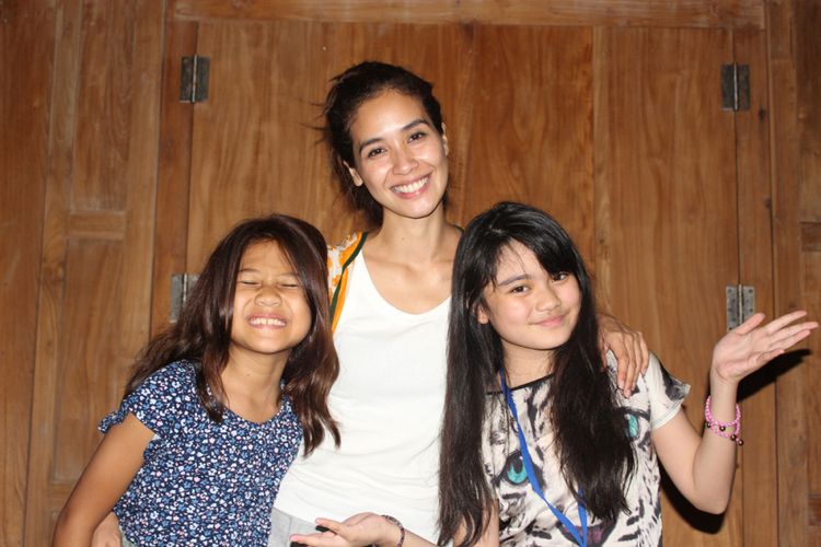 Marsha Timothy, Maisha Kanna dan Lilli Latisha saat ditemui di lokasi shooting film Kulari ke Pantai, di Desa Limasan, Pacitan, Jawa Timur, Senin (26/3/2018).