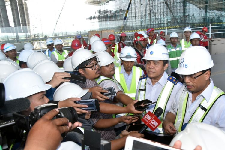 Dirjen Perhubungan Udara, Agus Santoso, mendampingi Menteri Perhubungan, Budi Karya Sumadi, saat meninjau Bandara Kertajati di Majalengka, Rabu (4/4/2018).