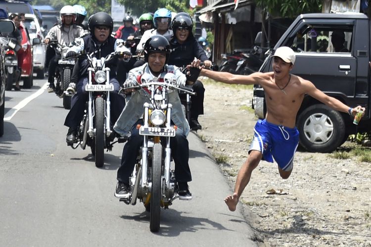 Presiden Joko Widodo mengendarai motor Chopper Royal Enfield 350 cc saat kunjungan kerja di Sukabumi, Jawa Barat, Minggu (8/4/2018). Terlihat di belakang ada Menteri Pekerjaan Umum dan Perumahan Rakyat Basuki Hadimuljono ikut mendampingi.