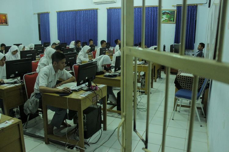 Siswa SMA Negeri 2 Purbalingga terpaksa mengikuti Ujian Nasional Berbasis Komputer (UNBK) ulang untuk mata pelajaran matematika, Selasa (10/4/2018) malam.