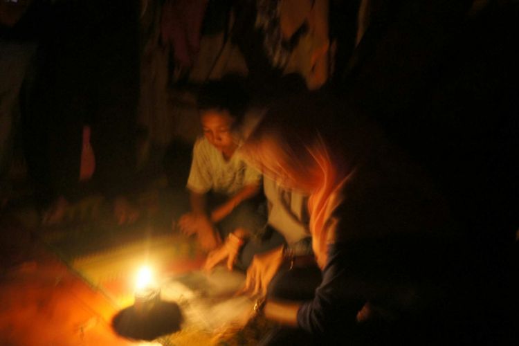 Anak-anak di Kampung Cilele, Desa Wanajaya, Kecamatan Telukjambe Barat, Kabupaten Karawang belajar dengan menggunakan lampu cempor.