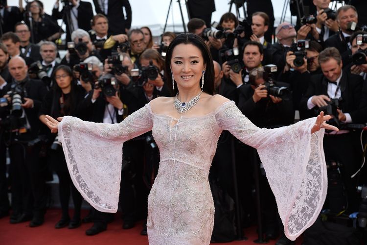 Aktris asal China Gong Li  berpose di karpet merah pada upacara pembukaan Festival Film Cannes ke-69 di Cannes, Perancis, pada 11 Mei 2016.