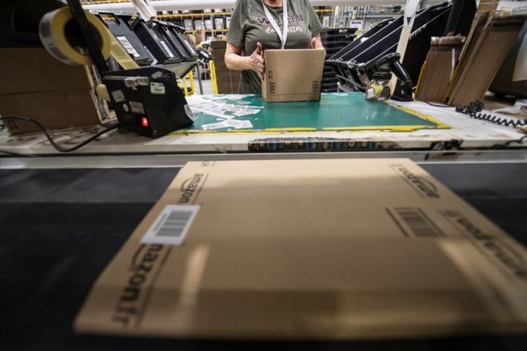 Ilustrasi pekerja gudang Amazon yang sedang mengepak barang