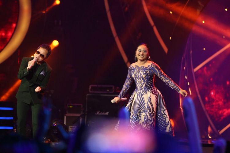 Maria Simorangkir dan Sandhy Sondoro tampil bersama di panggung Result and Reunion Show Indonesian Idol 2018 yang digelar di Ecovention Taman Impian Jaya Ancol, Jakarta Utara, Senin (23/4/2018). 