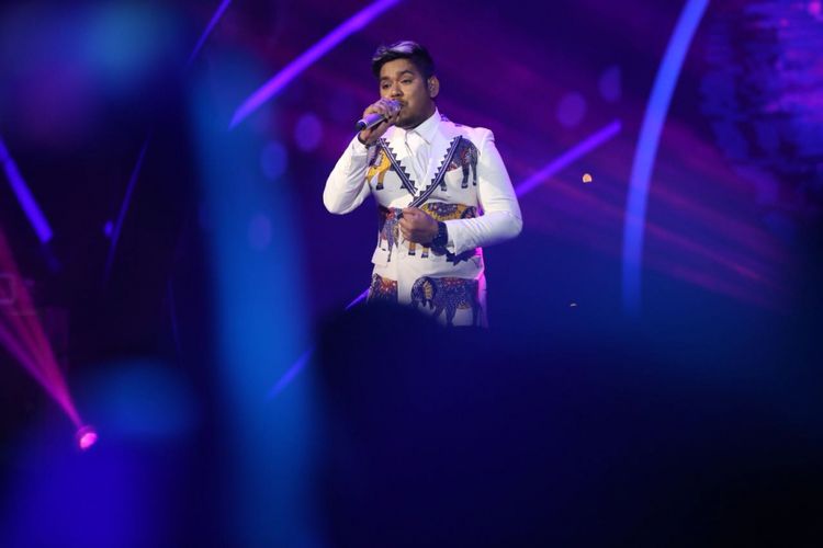 Ahmad Abdul tampil di panggung Result and Reunion Show Indonesian Idol 2018 yang digelar di Ecovention Taman Impian Jaya Ancol, Jakarta Utara, Senin (23/4/2018). 