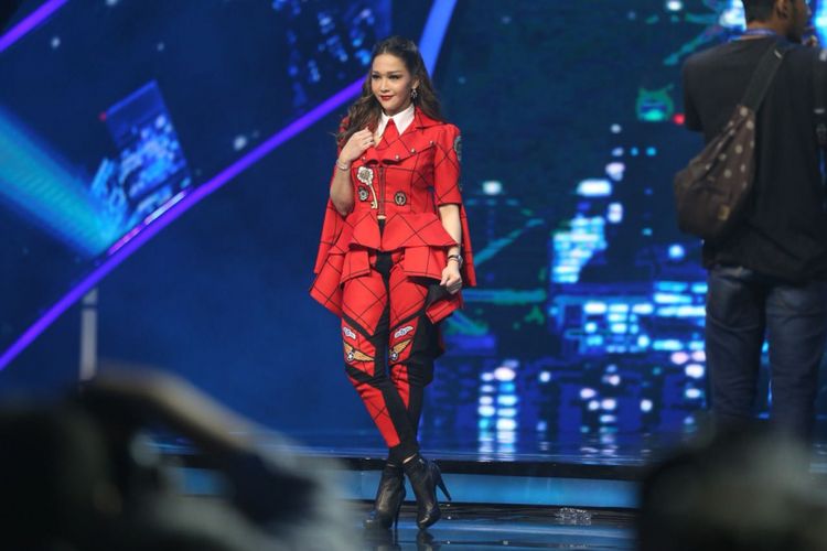 Maia Estianty tampil di panggung Result and Reunion Show Indonesian Idol 2018 yang digelar di Ecovention Taman Impian Jaya Ancol, Jakarta Utara, Senin (23/4/2018). 