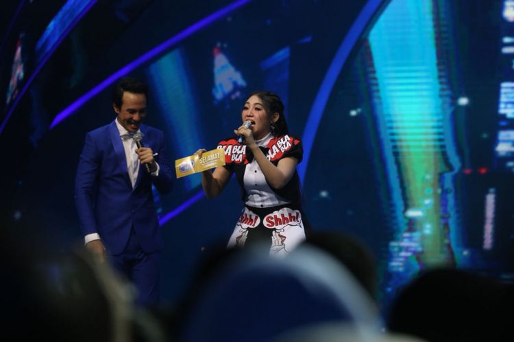 Penyanyi dangdut Via Vallen tampil di panggung Result and Reunion Show Indonesian Idol 2018 yang digelar di Ecovention Taman Impian Jaya Ancol, Jakarta Utara, Senin (23/4/2018). Dia dihadiahi Golden Ticket oleh Maia Estianty.