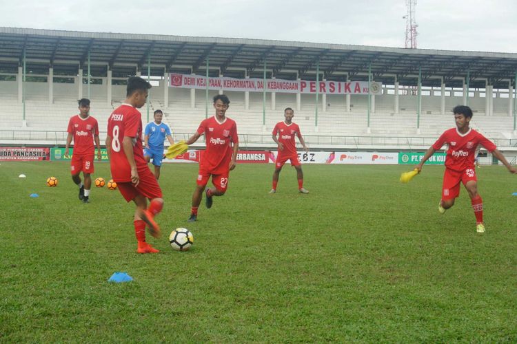 Skuad Persika Karawang tengah  berlatih di Stadion Singaperbangsa Karawang, Selasa (24/4/2018)