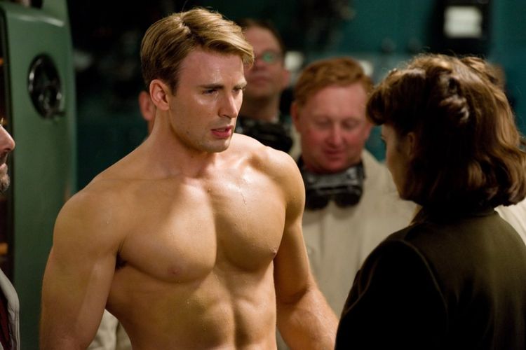 Chris Evans tampak sempurna memerankan Captain America yang memiliki tubuh berotot dan nampak kuat. 