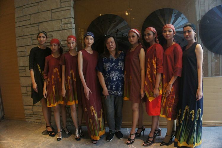 Desainer Handy Hartono yakin batik Karawang akan menjadi idola baru.
