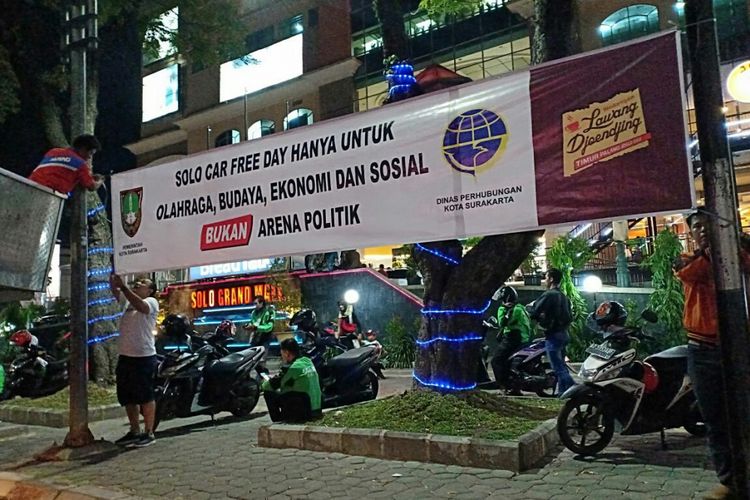 Spanduk CFD bukan arena politik terpasangan di Jalan Slamet Riyadi Solo, Jawa Tengah. 