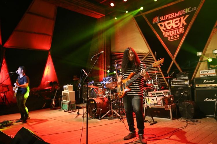 Jakarta Blues Factory yang terdiri dari Fawdy Irianto (gitar dan vokal), Soebroto Harry (bass), dan Afirniar Mutsrin (drum) tampil dalam Rockadventure di Tanakita, Sukabumi, Jawa Barat, Sabtu (5/5/2018). 