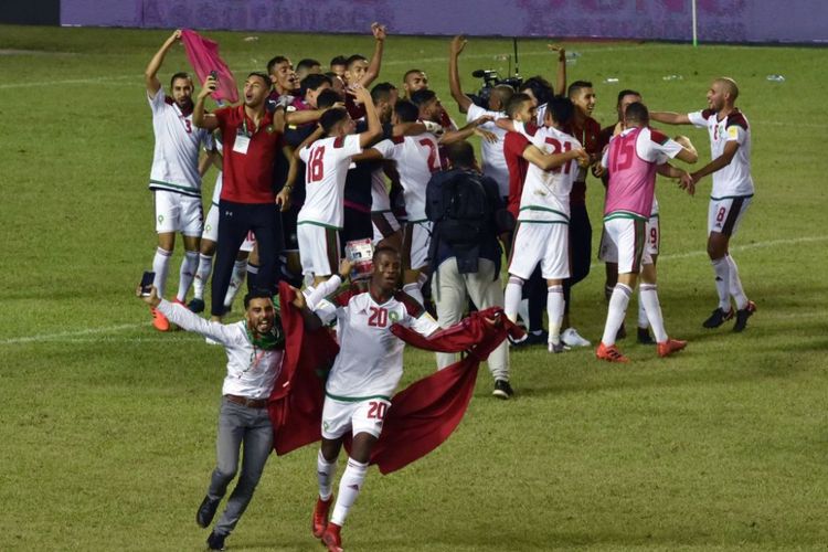 Para pemain timnas Maroko merayakan keberhasilan lolos ke Piala Dunia 2018 seusai menyisihkan Piala Gading di Abidjan, 11 November 2017.