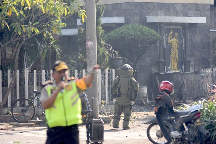 Seorang petugas Penjinak Bom (Jibom) melakukan identifikasi di lokasi ledakan yang terjadi di Gereja Katolik Santa Maria Tak Bercela, Ngagel Madya, Surabaya, Jawa Timur, Minggu (13/5/2018). Menurut Kabidhumas Polda Jawa Timur Kombes Pol Frans Barung Mangera terjadi ledakan di tiga lokasi gereja pada waktu yang hampir bersamaan di Surabaya. ANTARA FOTO/M Risyal Hidayat/kye/18