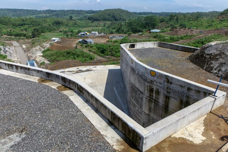 Pembangunan Bendungan Kuningan di Desa Randusari, Kecamatan Cibeureum, Kabupaten Kuningan, Provinsi Jawa Barat. 