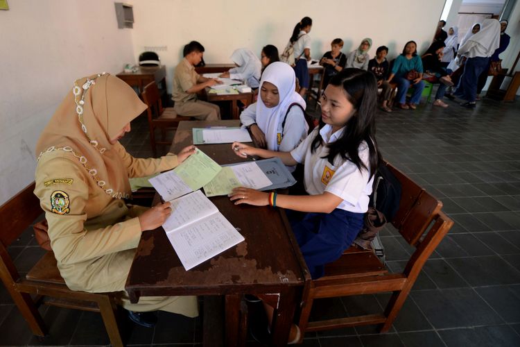 Penerimaan Siswa Baru Tingkat SMK di Yogyakarta - Para calon siswa mengikuti tes khusus sebagai salah satu syarat dalam proses Penerimaan Peserta Didik Baru (PPDB) Tahun Pelajaran 2017/2018 di SMK Negeri 6 Yogyakarta, Selasa (4/7). Pengumuman hasil seleksi PPDB akan disampaikan pada 8 Juli mendatang. 