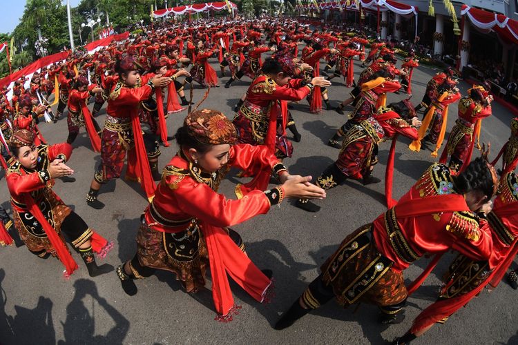 Sejumlah murid SD menarikan Tari Remo saat upacara hari jadi Kota Surabaya ke-725 di Taman Surya, Surabaya, Jawa Timur, Kamis (31/5). Dalam upacara tersebut juga ditampilkan sejumlah hiburan dan Tari Remo kolosal dengan jumlah penari sebanyak 725 penari gabungan dari SD se-Surabaya. ANTARA FOTO/Zabur Karuru/Spt/18