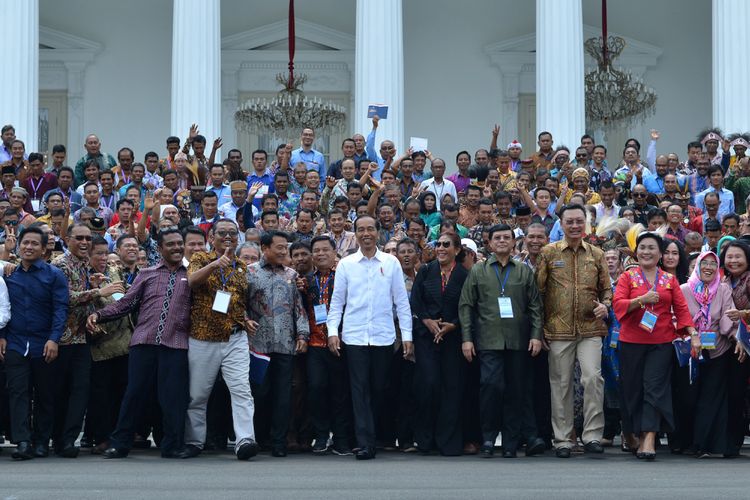 Presiden Joko Widodo (tengah) didampingi Kepala Staf Presiden Moeldoko (keenam kiri) dan Menteri Kelautan dan Perikanan Susi Pudjiastuti (keenam kanan) bersilaturahmi dengan nelayan di Istana Negara, Jakarta, Selasa (8/5/2018). Dalam silaturahmi guna mencari masukan dari nelayan tersebut, Presiden mengajak nelayan meninggalkan cantrang yang dapat merusak ekosistem air laut. 