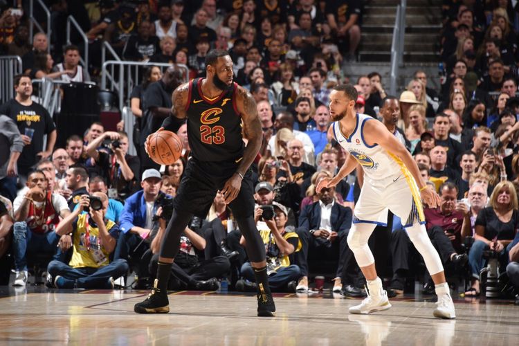 Stephen Curry mengawal LeBron James pada laga final NBA 2018 di Quickens Loans Arena, 8 Juni 2018.