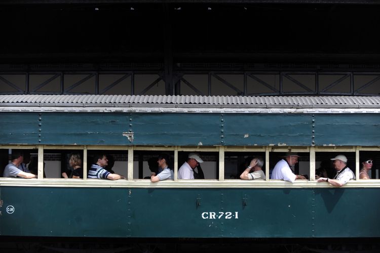 Sejumlah turis asing menikmati perjalanan mereka dengan menumpang kereta api uap di Stasiun Ambarawa, Kabupaten Semarang, Jawa Tengah, Selasa (27/12/2011). Museum Kereta Api Ambarawa merupakan salah satu destinasi utama Jateng yang dituju para wisatawan asing dan domestik, selain mengunjungi Candi Borobudur di Magelang, Jawa Tengah. 