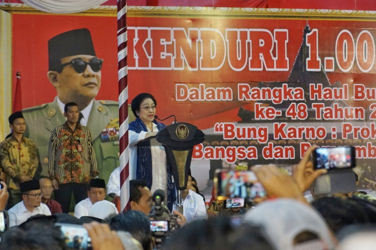 Ketua Umum DPP PDI Perjuangan Megawati Soekarnoputri saat memberikan sambutan pada peringatan haul ke-48 Bung Karno, di Blitar, Jawa Timur, Rabu (20/6/2018). 