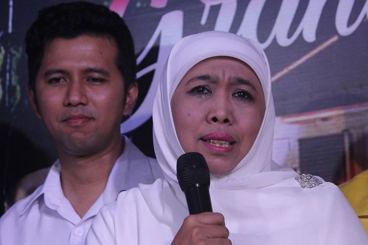 Pasangan calon Gubernur dan Wakil Gubernur Jawa Timur Khofifah Indar Parawansa dan Emil Elestianto Dardak memberikan keterangan pers di posko kediamannya di Surabaya, Jawa Timur, Rabu (27/6). Khofifah memberikan pernyataan sikap atas hasil perhitungan cepat lembaga survei yang mengunggulkan pasangannya atas pasangan nomor urut dua Saifullah Yusuf-Puti Guntur Soekarno pada Pilgub Jawa Timur 2018. ANTARA FOTO/Moch Asim/pd/18