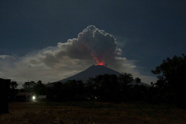 Cahaya magma dalam kawah Gunung Agung terpantul pada abu vulkanis ketika diabadikan dari Desa Datah, Karangasem, Bali, Jumat (29/6). Pusat Vulkanologi dan Mitigasi Bencana Geologi mencatat terjadinya erupsi Gunung Agung dengan tinggi kolom abu mencapai 2.000 meter namun status gunung tersebut masih pada level siaga. ANTARA FOTO/Nyoman Budhiana/SPt/18.