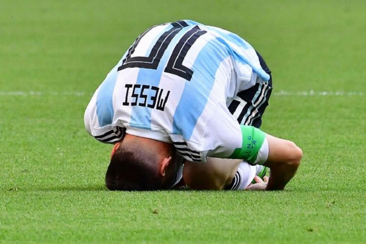 Kapten Argentina, Lionel Messi, mengerang kesakitan seusai dilanggar pemain Perancis pada pertandingan babak 16 besar Piala Dunia 2018 di Kazan Arena, 30 Juni 2018.
