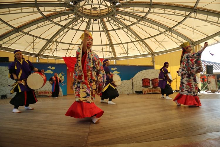 Tarian eisa, salah satu tarian tradisional yang bisa dilihat empat kali sehari di Okinawa World, Naha, Okinawa, Jepang, Sabtu (29/6/2018).