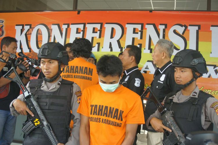 Aksi Pepen (37) harus berakhir di balik jeruji besi, setelah mobil curian yang dikendarainya menabrak rumah warga di Jatisari, Karawang.