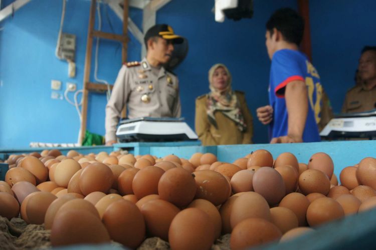 Satgas Pangan Kabupaten Karawang melakukan sidak harga telur dan daging ayam di Pasar Johar Karawang, Senin (23/7/2018).