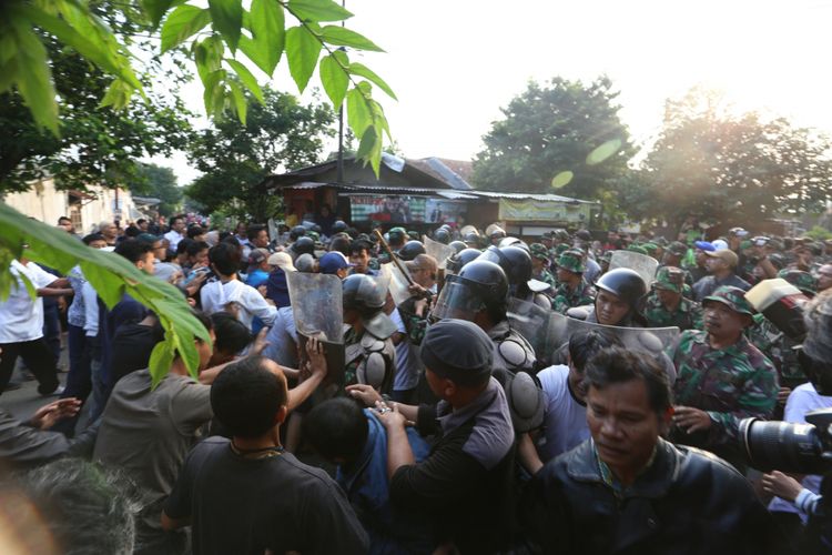 Sejumlah petugas TNI terlibat bentrok dengan warga penghuni rumah dinas milik TNI di Kelurahan Kedung Badak, Kota Bogor, Kamis (26/7/2018).