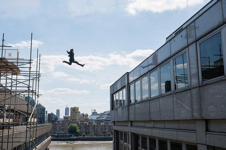 Aktor Tom Cruise melompat dari satu gedung ke gedung lain dalam filmMission: Impossible - Fallout.