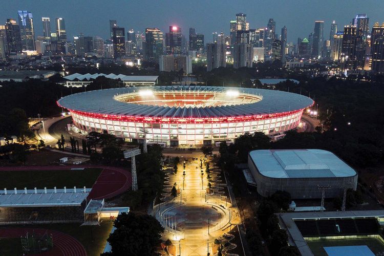 Foto udara dipenghujung senja kompleks Stadion Utama Gelora Bung Karno (GBK), Jakarta, Selasa (26/12/2017), yang masih terus dikebut pengerjaan renovasinya supaya selesai sebelum event Asian Games 2018 dimulai. 