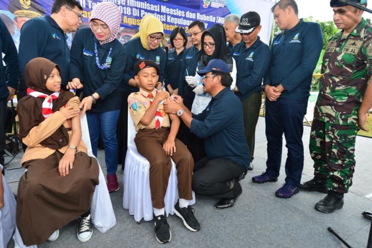 Gubernur Kepri Nurdin Basirun melakukan vaksin campak MR perdana di salah satu SD Negeri di Kabupaten Karimun, Rabu (1/8/2018). 