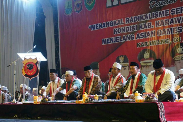 Ketua Umum PBNU Said Aqil Siradj (nomor tiga dari kiri) mengatakan menawarkan kader NU untuk menjadi cawapres Jokowi saat tabligh akbar di Karawang, Rabu (8/8/2018) malam. 