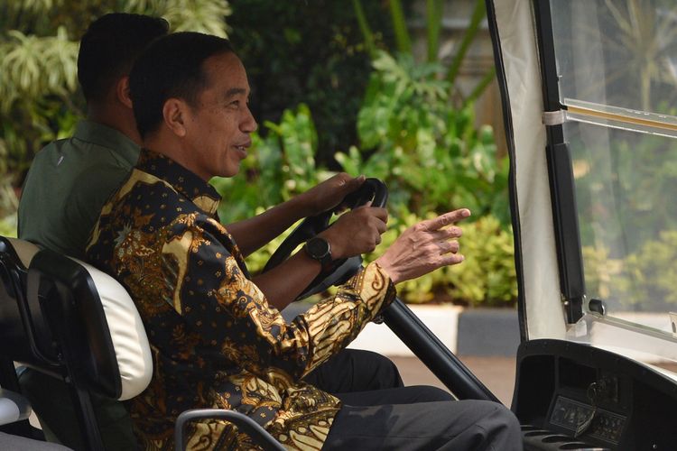 Presiden Joko Widodo menaiki mobil golf usai menemui  Wakil Presiden Jusuf Kalla di Kantor Wakil Presiden, Jakarta, Kamis (9/8). Kedatangaan presiden tersebut untuk memberitahukan rencana pendaftaran capres dan cawapres pada Jumat (10/8) esok di KPU. ANTARA FOTO/Wahyu Putro A/wsj/18.