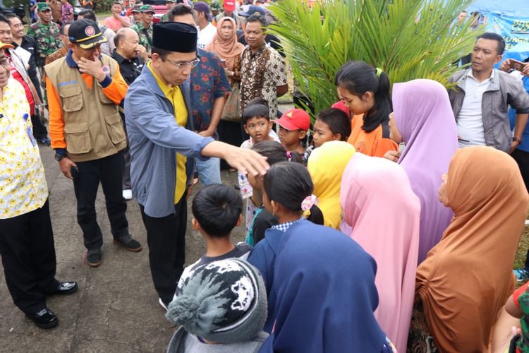 Gubernur NTB, TGH M Zainul Majdi bersama anak-anak korban gempa