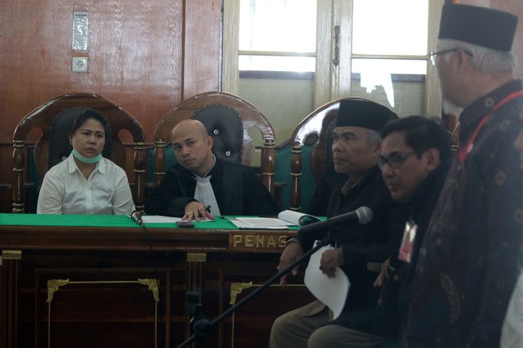 Terdakwa kasus dugaan penistaan agama Meiliana (kiri) mengikuti persidangan dengan agenda mendengarkan keterangan saksi di Pengadilan Negeri Medan, Sumatera Utara, Selasa (24/7/2018). Meiliana warga Tanjung Balai itu diduga melakukan penistaan agama sehingga terjadi aksi pembakaran beberapa rumah ibadah di kota Tanjung Balai pada 30 Juli 2016.