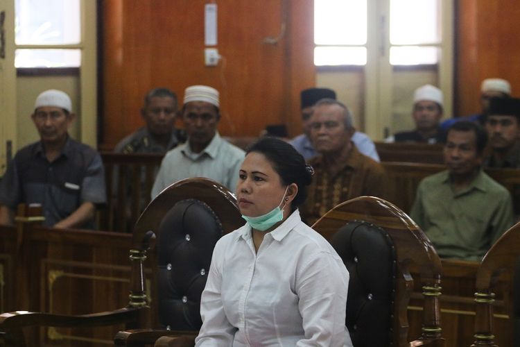 Terdakwa kasus penistaan agama, Meiliana mengikuti sidang dengan agenda pembacaan putusan, di Pengadilan Negeri Medan, Sumatera Utara, Selasa (21/8). Meiliana divonis satu tahun enam bulan penjara terkait kasus penistaan agama yang memicu kerusuhan bernuansa SARA di Tanjung Balai, Sumatera Utara pada akhir Juli 2016.